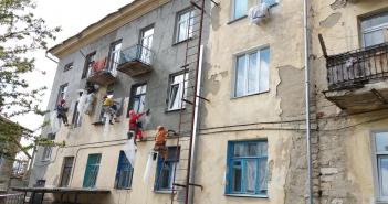 Oštećenja vanjskih zidova: što uključuje popravke fasada tijekom velikih obnova stambenih zgrada