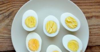Huevos rellenos con espadines Huevos con espadines en la mesa festiva